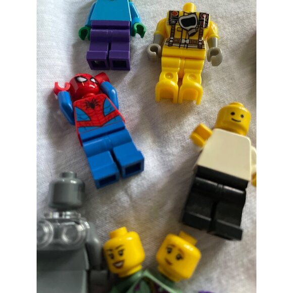 LEGO Minifigure Bundle 20 Pieces Mixed Themes & Characters - Picture 14 of 15